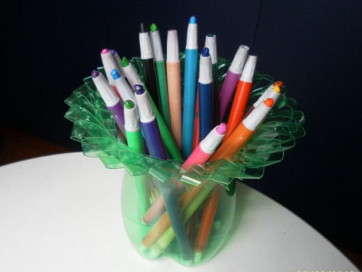 Soda Bottle Crafts - Great holder for crayons and pencils