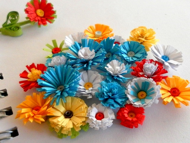 How To Make Paper Quilled Fringed Flowers | Rainbow Cabin