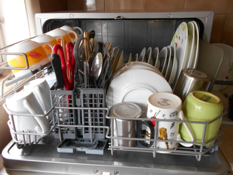 Benchtop Dishwasher for A Small Household or Apartment Living