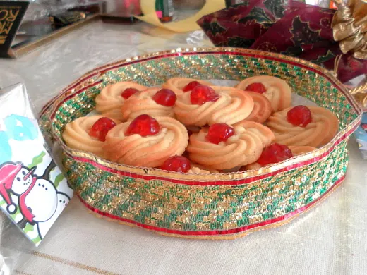 Decorating Christmas Spritz Cookies: An Easy Biscuit Recipe